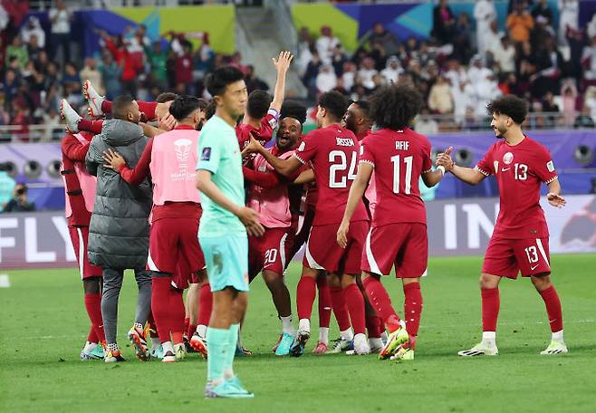 22일(현지시간) 카타르 도하 칼리파 인터내셔널 스타디움에서 열린 2023 아시아축구연맹(AFC) 아시안컵 조별리그 A조 카타르와 중국의 경기. 카타르 선수들이 하산 알 하이도스가 선취골을 넣자 피치로 나와 함께 기뻐하고 있다. 사진=연합뉴스