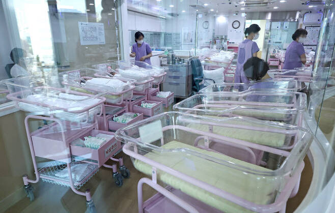 26일 서울의 한 공공산후조리원 신생아실에 일부 요람이 비어 있다. (사진=연합뉴스)