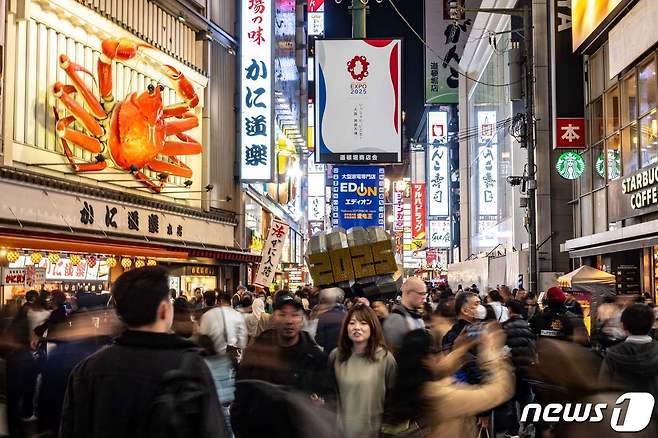 수많은 관광객들로 북적이고 있는 올해 초 오사카 도톤보리. ⓒ AFP=뉴스1