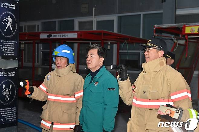 김태흠 지사가 서천특화시장 화재 현장을 살펴보고 있다.(충남도 제공)/뉴스1