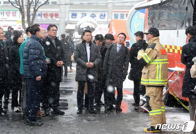 윤석열 대통령이 23일 화재가 발생한 충남 서천 특화시장을 찾아 한동훈 국민의힘 비상대책위원장과 함께 상황 보고를 받고 있다.  2024.1.23/뉴스1 ⓒ News1 김기태 기자