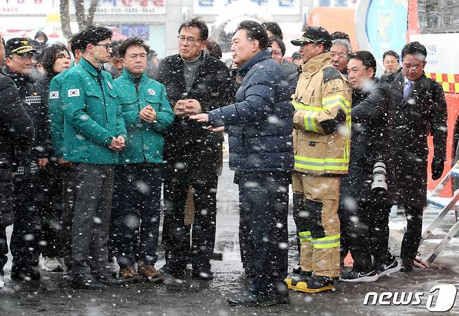 윤석열 대통령이 23일 화재가 발생한 충남 서천 특화시장을 찾아 한동훈 국민의힘 비상대책위원장과 함께 화재 현황에 대한 설명을 듣고 있다. 지난 22일 밤 11시8분께 충남 서천 서천특화시장에서 화재가 발생해 점포 227개가 불에 탔으며 소방 당국은 대응 2단계를 발령해 진화작업을 벌여 두시간여 만에 큰 불길을 잡았다. 2024.1.23/뉴스1 ⓒ News1 김기태 기자