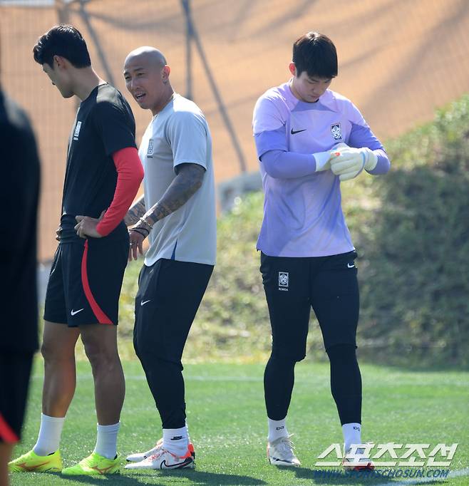 대한민국 축구대표팀이 23일(현지시간) 오전 카타르 도하 알 아글라 트레이닝 센터에서 훈련을 진행했다.골키퍼 김준홍이 훈련을 준비하고 있다. 도하(카타르)=박재만 기자 pjm@sportschosun.com/2023.01.23/