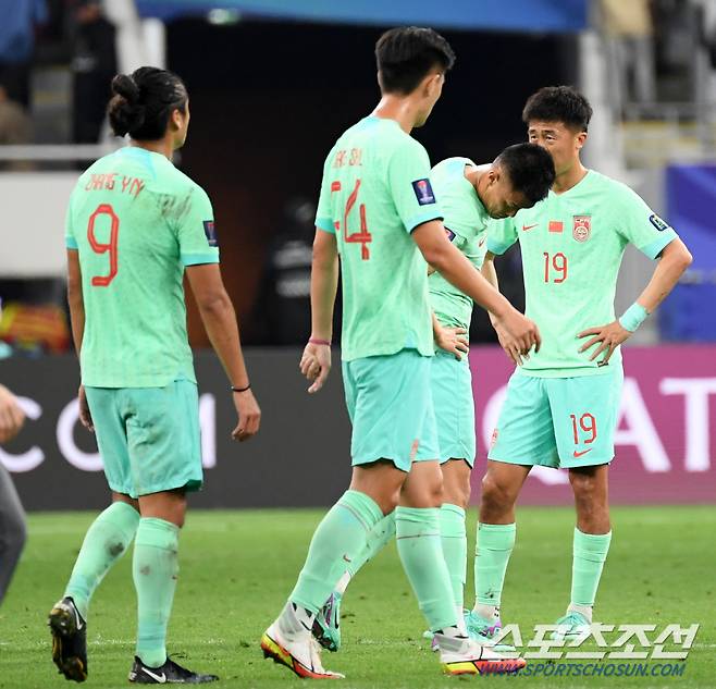 22일(현지시간) 카타르 도하 칼리파 인터내셔널 스타디움에서 열린 2023 아시아축구연맹(AFC) 카타르 아시안컵 카타르와 중국의 경기. 경기에서 패한 중국 선수들이 아쉬워하고 있다. 도하(카타르)=박재만 기자 pjm@sportschosun.com/2023.01.22/