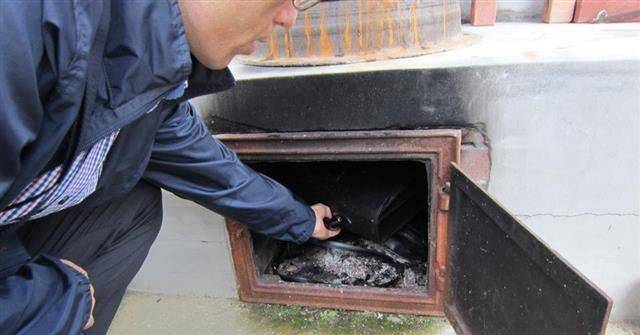 국세청 직원이 발견한 아궁이 속 돈가방 [이미지출처=국세청]