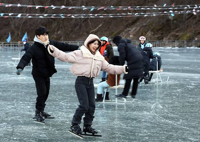 제1회 '영양 꽁꽁 겨울 축제'가 진행되고 있는 경북 영양군 현리 빙상장의 모습. /영양군