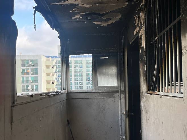 지난 21일 서울 강서구의 한 아파트에서 발생한 화재로 세대 한 곳이 불에 타있는 모습. /김보경 기자