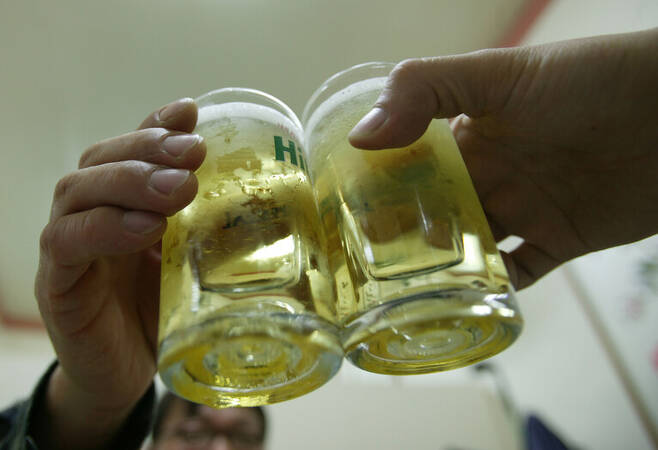 서울의 한 술집에서 폭탄주를 만들어 건배하고 있다. ‘술은 좋은 것’이란 문화가 알코올중독에 너그러운 사회를 만든다. 윤운식 선임기자