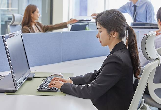 직장에서 주로 앉아서 일하는 사람은 주로 앉지 않고 일하는 사람에 비해 모든 원인으로 인한 사망 위험이 16% 높다는 연구 결과가 나왔다./사진=게티이미지뱅크