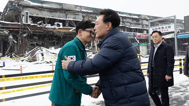 서천특화시장 화재 현장에서 만난 윤석열 대통령과 한동훈 비대위원장 [대통령실 제공]