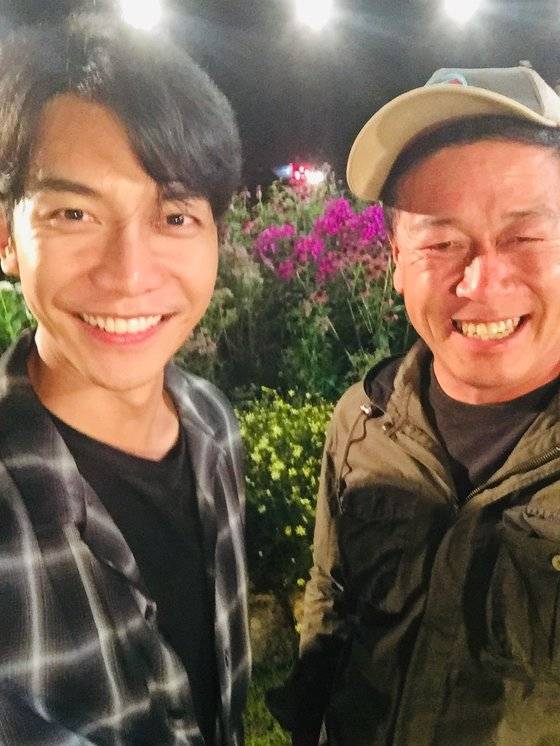 이상용 로케이션 매니저(오른쪽)가 예능 '1박2일'(tvN) '리틀 포레스트'(SBS) 등을 함께한 가수 겸 방송인 이승기와 촬영 중 활짝 웃었다. . 사진 이상용