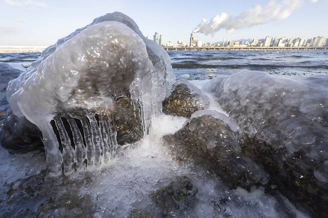 A portion of the Han River is frozen in Yeouido, Seoul, Tuesday, as a cold wave alert has been issued in most regions across South Korea. (Yonhap)