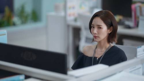 사진 = ‘내 남편과 결혼해줘’ 캡처 / ‘내 남편과 결혼해줘’ 박민영의 지나치게 과한 옷차림이 도마에 올랐다.