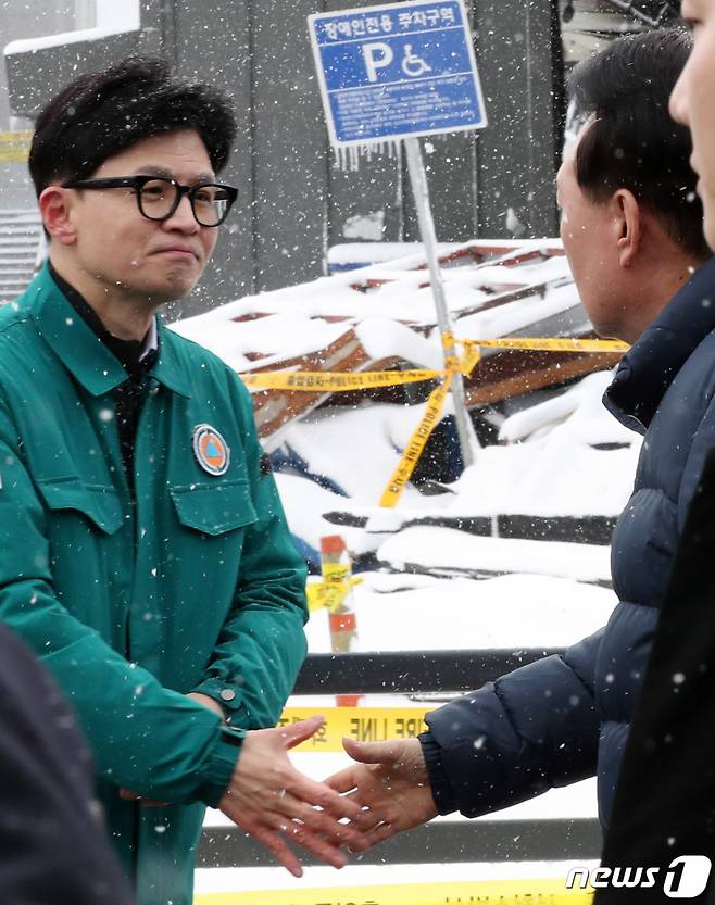 (서천=뉴스1) 김기태 기자 = 윤석열 대통령이 23일 화재가 발생한 충남 서천 특화시장을 찾아 한동훈 국민의힘 비상대책위원장과 악수를 하고 있다. 지난 22일 밤 11시8분께 충남 서천 서천특화시장에서 화재가 발생해 점포 227개가 불에 탔으며 소방 당국은 대응 2단계를 발령해 진화작업을 벌여 두시간여 만에 큰 불길을 잡았다. 2024.1.23/뉴스1  Copyright (C) 뉴스1. All rights reserved. 무단 전재 및 재배포,  AI학습 이용 금지.