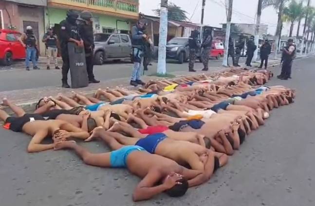 의료기관 난입했다가 에콰도르 군과 경찰에 붙잡힌 피의자들[에콰도르 경찰 소셜미디어 엑스(X·옛 트위터) 동영상 캡처]