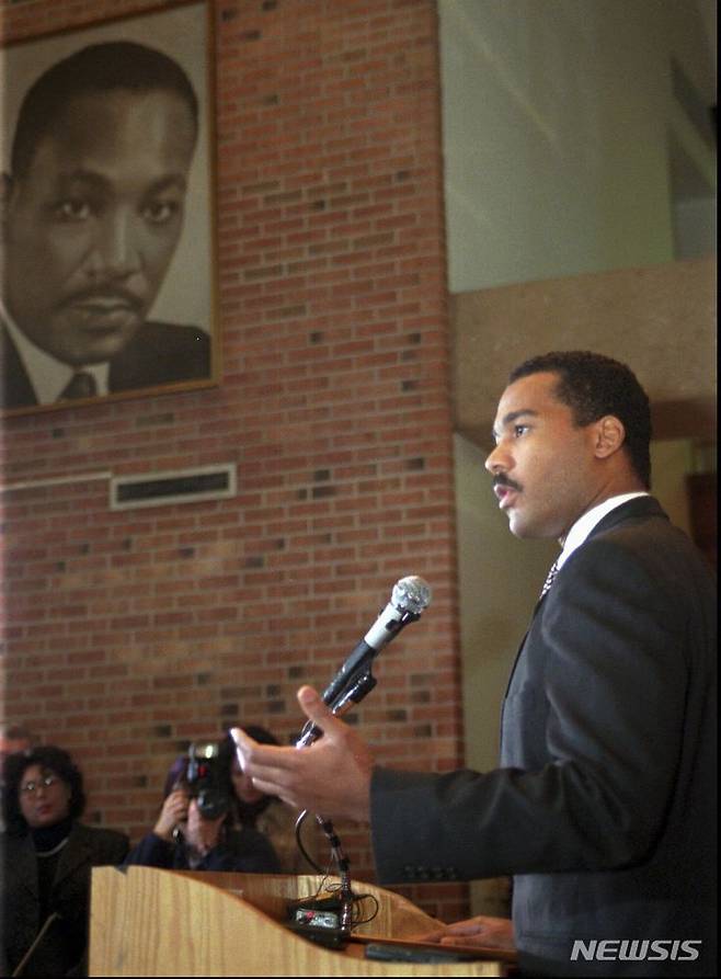 [AP/뉴시스] 1월22일 사망한 덱스터 스칸 킹 주니어(62)가 1997년 아틀랜타의 킹 센터에서 연설하고 있는 모습 . 2024.01.23.