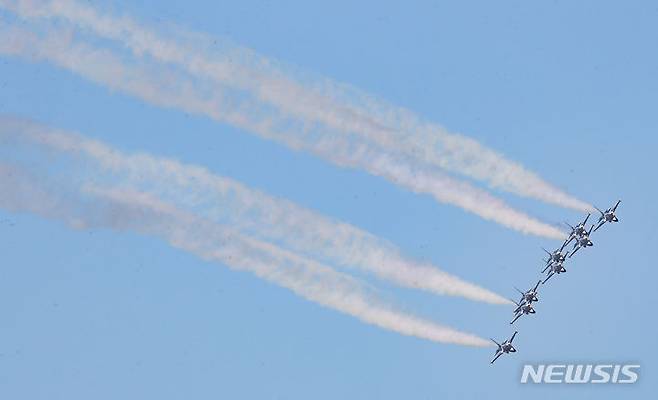 [성남=뉴시스] 황준선 기자 = 16일 경기 성남시 서울공항에서 열린 국내 최대 항공우주·방위산업 전시회 ‘서울 아덱스(ADEX) 2023’ 프레스 데이에서 공군 블랙이글스 팀이 화려한 에어쇼를 선보이고 있다. 2023.10.16. hwang@newsis.com