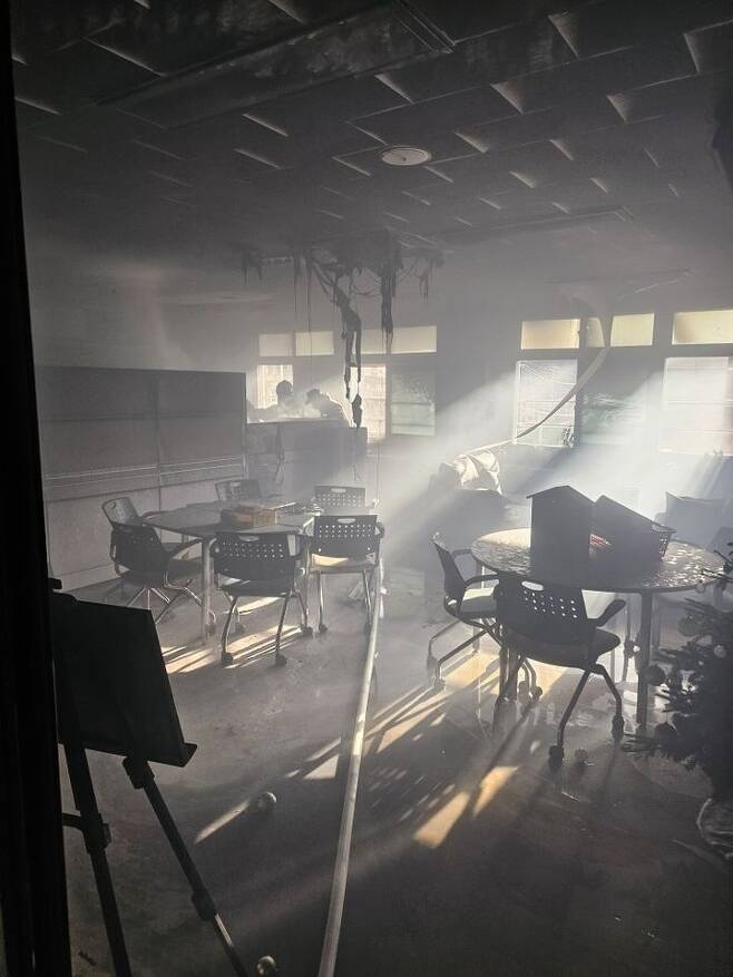 23일 오후 3시49분께 경북 구미시 봉곡동의 한 중학교 2층에서 불이 나 18분만에 진화됐다. *재판매 및 DB 금지