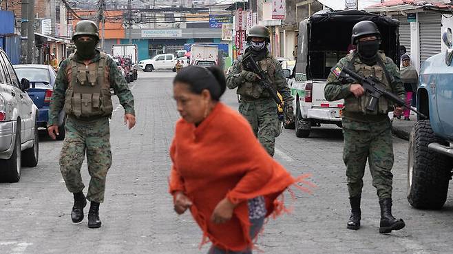 무장한 채 순찰하는 에콰도르 군 장병