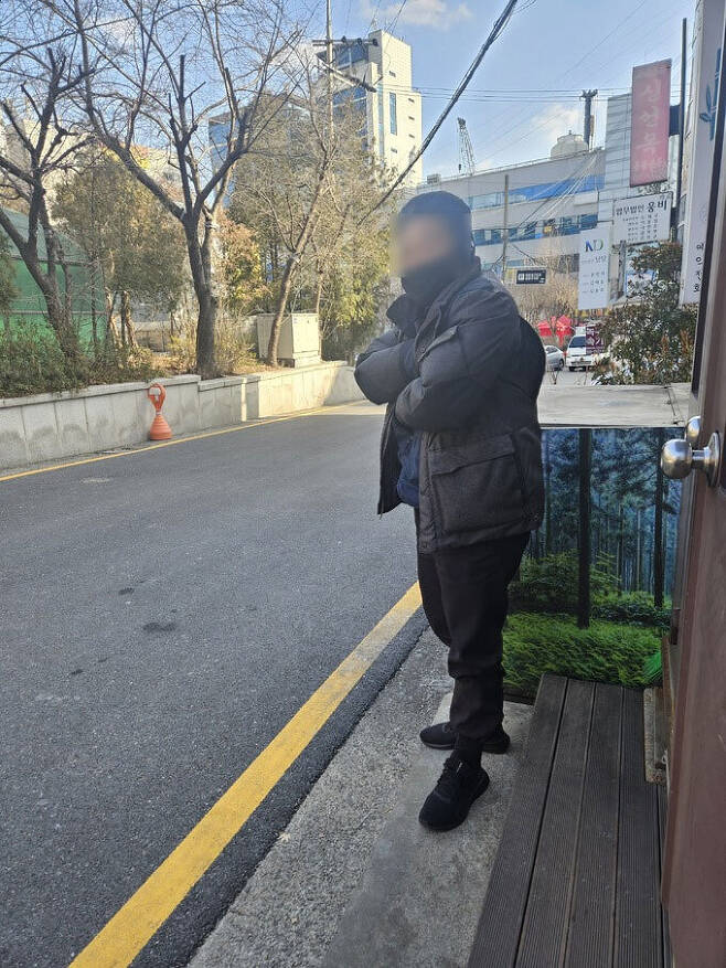 23일 서울 서초구 한 식당 주차관리인 정모(55)씨가 차량이 올 것에 대비해 서 있다. 정씨는 추운 날씨지만 가장이기에 아프더라도 약을 먹고 일하러 나온다고 전했다. 안경준 기자