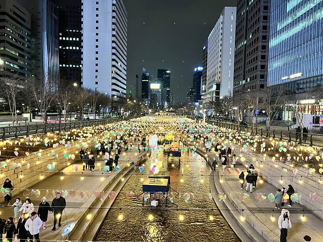 서울 빛초롱축제 장소 중 하나인 청계천 일대. ⓒ김지나