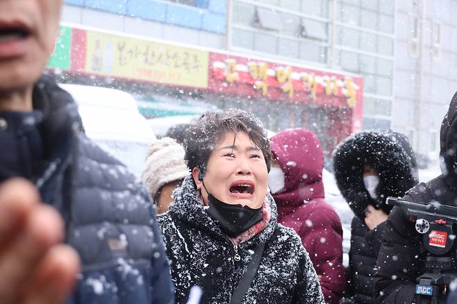 대형 화재로 큰 피해를 입은 충남 서천군 서천읍 서천특화시장 상인들이 1월23일 윤석열 대통령이 현장을 방문한 후 20분 만에 떠나자 눈물을 흘리며 항의하고 있다. ⓒ 연합뉴스