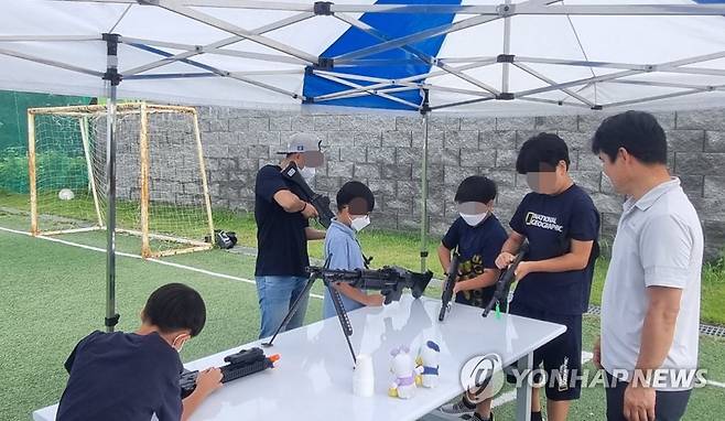 해군 진해기지사령부, 보육원 아이 초청 행사 해군 진해기지사령부는 2023년 7월 부산 가덕도에서 보육원 아이들을 대상으로 부대 초청 행사를 진행했다. [연합뉴스 자료사진]