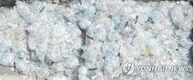 대구 수성구 생활자원순환센터에 쌓인 투명 페트병. [연합뉴스 자료사진]