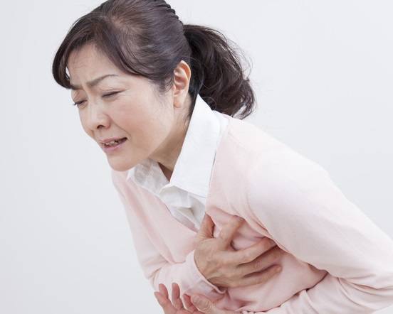 갑자기 가슴이 심하게 아프거나 유방에 보조개가 생기는 등 윗몸에 '이상 징후'가 나타나면 병원을 찾는 게 좋다. [사진=게티이미지뱅크]