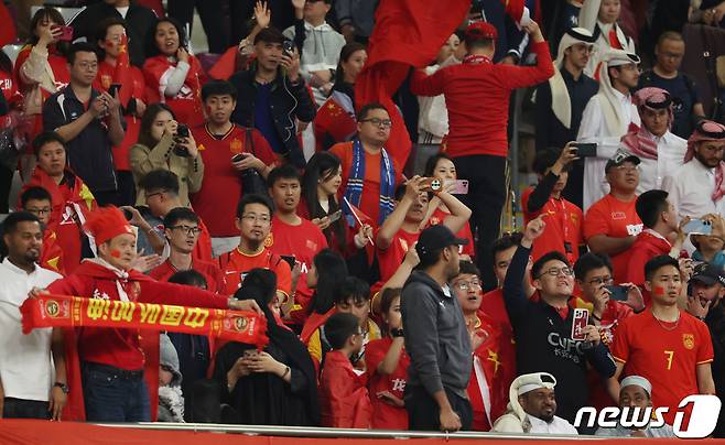 중국 축구팬들이 22일(현지시간) 카타르 도하 칼리파 인터내셔널 스타디움에서 열린 2023 아시아축구연맹(AFC) 카타르 아시안컵 조별리그 A조 조별리그 3차전 카타르와 중국의 경기에서 0-1로 패배한 중국 선수들을 격려하고 있다. 2024.1.23/뉴스1 ⓒ News1 김성진 기자
