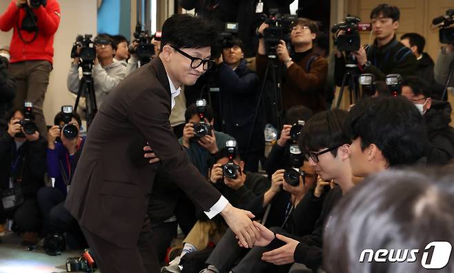 한동훈 국민의힘 비상대책위원장이 24일 오후 서울 동작구 숭실대학교 한경직기념관에서 열린 ‘함께하는 대학생의 미래’ 대학생 현장간담회에서 대학생들과 악수를 하고 있다. 2024.1.24/뉴스1 ⓒ News1 김명섭 기자