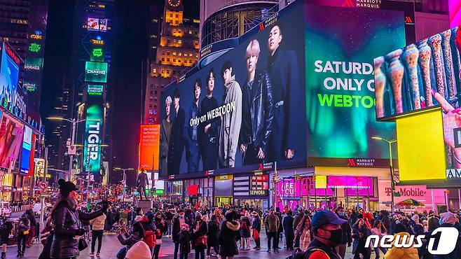 네이버웹툰이 미국 뉴욕 맨해튼 타임스퀘어에 방탄소년단이 등장하는 하이브 오리지널 스토리‘7FATES: CHAKHO(세븐 페이츠: 착호)’ 대형 옥외광고를 선보였다고 27일 전했다. (네이버웹툰 제공) 2022.1.27/뉴스1