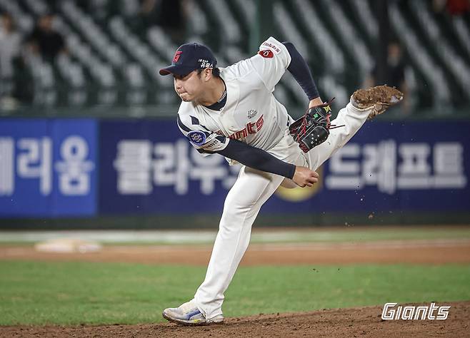 역동적인 포즈로 볼을 던지고 있는 진승현 투수. 사진 | 롯데