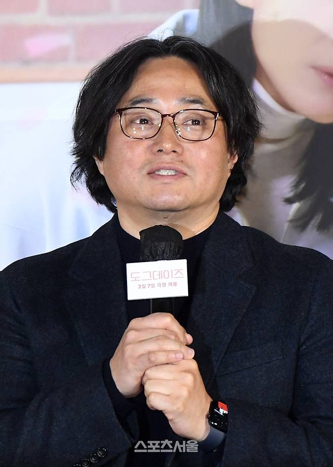 김덕민 감독이 24일 서울 용산구 CGV 아이파크몰에서 진행된 영화 ‘도그데이즈’ 시사회 및 기자간담회에서 취재진의 질문에 답을 하고 있다.  박진업기자 upandup@sportsseoul.com