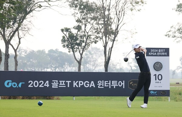 '2024 KPGA 골프 T 윈터 투어'에 출전하는 지난해 시즌 3승으로 최고의 한 해를 보낸 고군택(25·대보건설)의 연습 라운딩 10번 홀 드라이버 티샷 장면. 사진┃KPGA