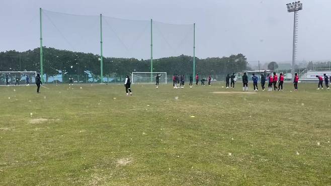 충남아산FC가 23일 오전 간간이 눈이 내리는 가운데 그라운드 훈련을 진행하고 있다. 사진제공=충남아산FC