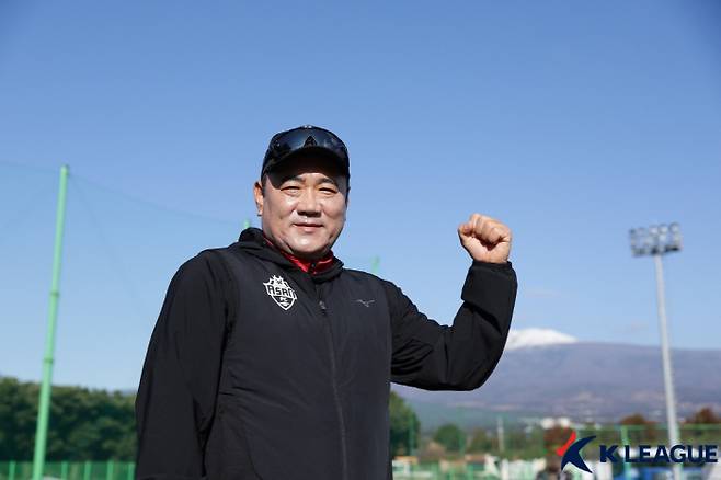 파이팅을 외치는 김현석 충남아산 감독. 사진제공=한국프로축구연맹