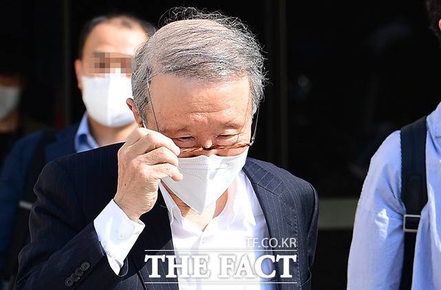 남양유업 경영권을 두고 한상원 한앤컴퍼니와 법정다툼중인 홍원식 남양유업 회장이 지난 2022년 6월 21일 오후 서울 서초동 서울중앙지법에서 열린 증인심문을 마친 뒤 법원을 나서고 있다. /임영무 기자
