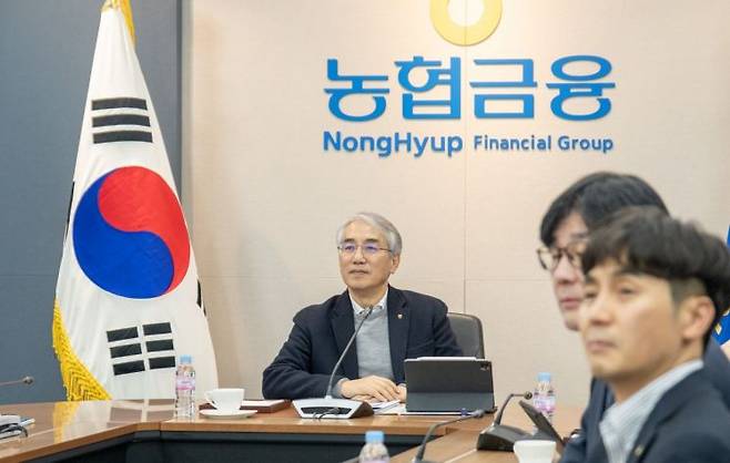 24일 서울 중구 소재 NH농협금융지주 본사 회의실에서 열린 농협금융 글로벌 신년간담회에서 이석준 농협금융지주 회장이 회의를 주재하고 있다. [사진제공=농협금융지주]