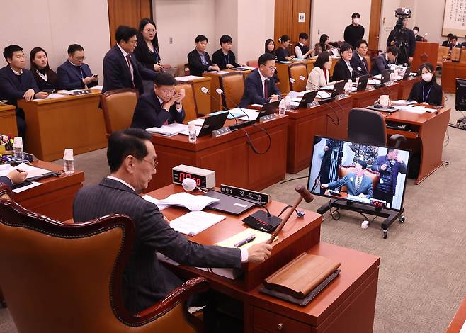 김도읍 국회 법사위 위원장이 24일 서울 여의도 국회에서 열린 법제사법위원회 전체회의를 주재하고 있다./뉴스1