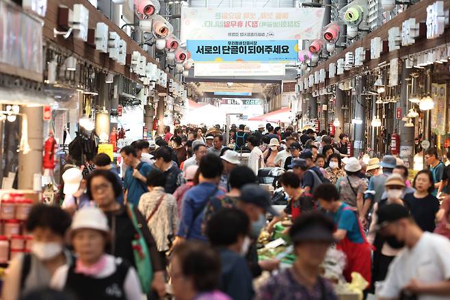 서울 동대문구 청량리 종합시장이 북적이고 있다./뉴스1