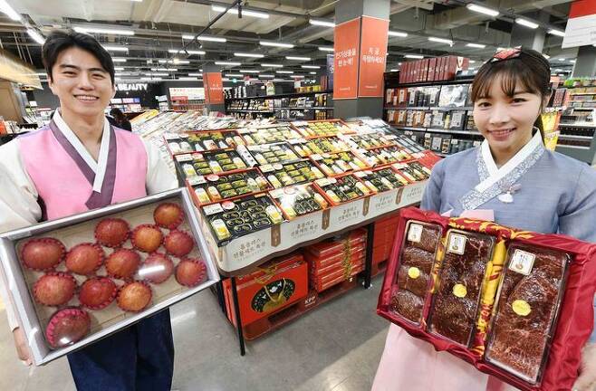 모델들이 24일 서울 등촌동 ‘홈플러스 메가푸드마켓’ 강서점에서 ‘2024 설 선물세트 본 판매’를 소개하고 있다.ⓒ홈플러스