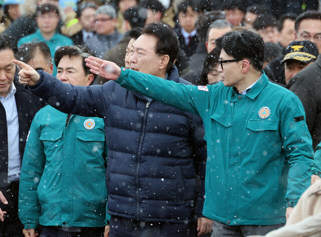 윤석열 대통령이 지난 23일 충남 서천군 서천수산물특화시장 화재 현장에서 한동훈 국민의힘 비상대책위원장과 만나 현장을 둘러보고 있다. 강창광 선임기자 chang@hani.co.kr