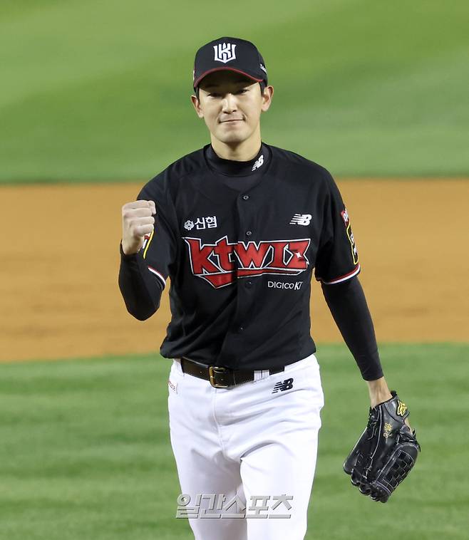 kt위즈와 LG 트윈스의 2023 KBO 한국시리즈 5차전 경기가 13일 오후 서울 잠실야구장에서 열렸다. kt 선발 고영표가 2회 LG 오지환을 삼진아웃시키고 기뻐 하고있다. 잠실=정시종 기자 capa@edaily.co.kr /2023.11.13.