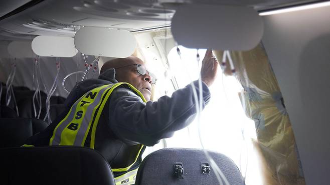 보잉 737맥스 여객기 동체 조사하는 美 당국 [자료사진 : NTSB 제공]