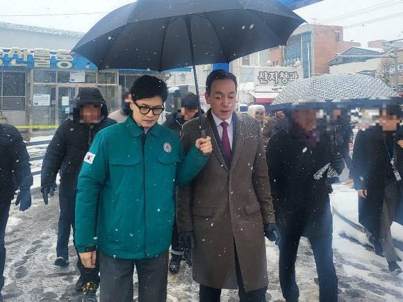 윤석열 대통령과 한동훈 국민의힘 비상대책위원장을 둘러싼 '윤-한 갈등'이라는 표현에 김민수 국민의힘 대변인은 "개인적으로 윤-한 갈등이라는 것이 없었다고 본다"고 말했다. 사진은 왼쪽부터 한동훈 국민의힘 비대위원장, 김민수 국민의힘 대변인. [사진=김민수 국민의힘 대변인 페이스북 캡처]