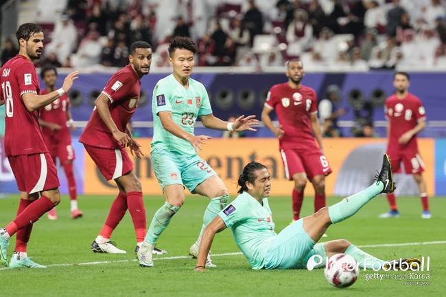 만리장성이 무너졌다. 알렉산다르 얀코비치 감독이 이끄는 중국 축구 국가대표팀이 졸전 끝에 무득점 무승 조별리그 탈락하고 말았다. 그럼에도 현지에선 귀화 정책 이야기가 나온다.[사진=게티 이미지]