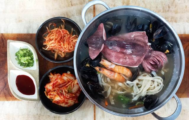 시그니처 메뉴 해물칼국수