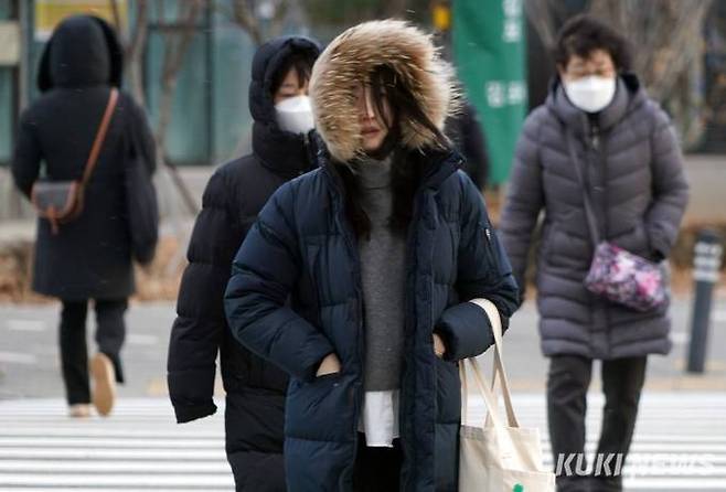 수도권에 한파특보가 내려진 22일 오전 경기 김포시 사우역 인근에서 시민들이 발걸음을 재촉하고 있다. 사진=박효상 기자