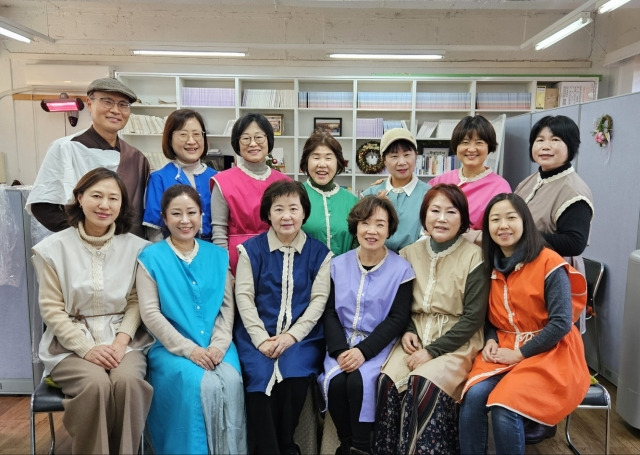 다비다자매회 회원들이 24일 서울 성북구 사무실에서 뮤지컬 의상을 입고 기념 촬영을 하고 있다. 다비다자매회 제공